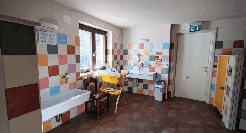 Bagno dei bambini con vasca e specchi colorati
